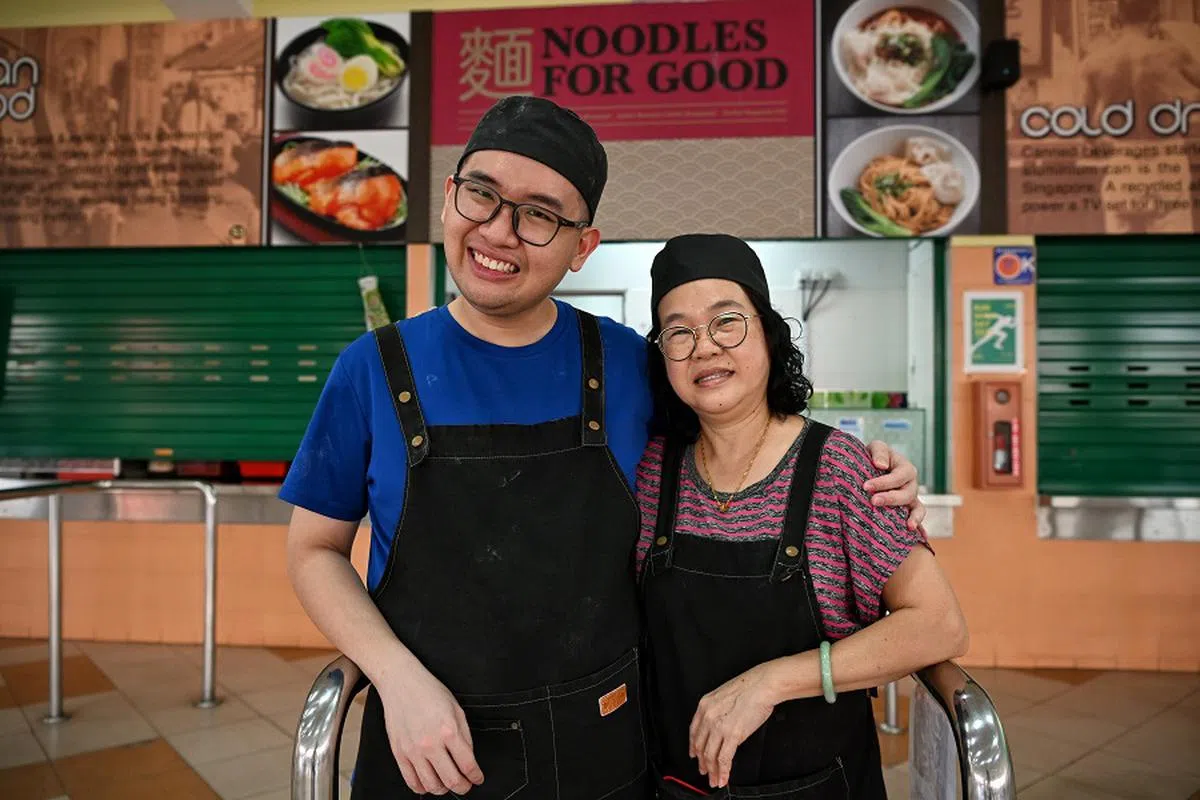 公教中学食堂Noodles for Good的摊主，陈美凤和刘俊成（人名译音）母子。（海峡时报）
