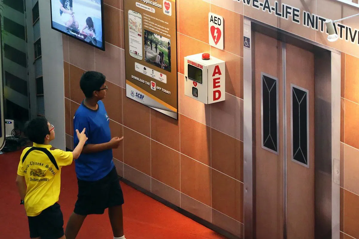 民防已在全岛政府组屋和公寓底层安装超过5100架AED。（联合早报）