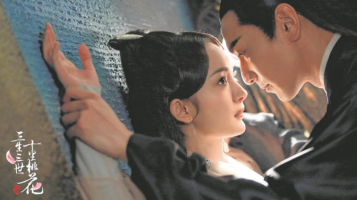  由杨幂和赵又廷主演的《三生三世十里桃花》今年一月热播后，陆续出现了韩语、英语甚至是泰语配音版。（海峡时报） 
