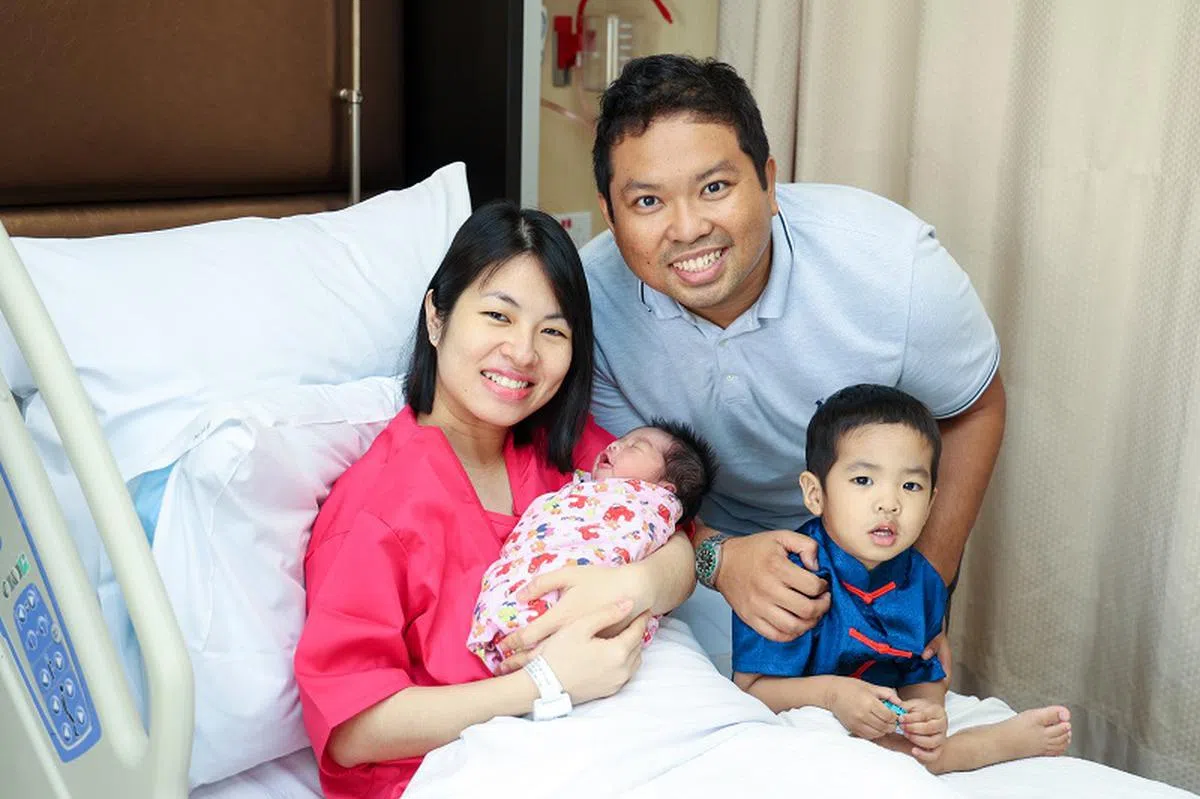 林钰容在今年大年初一的凌晨12点零16秒产下女宝宝，是本地首个龙宝宝。（联合早报）