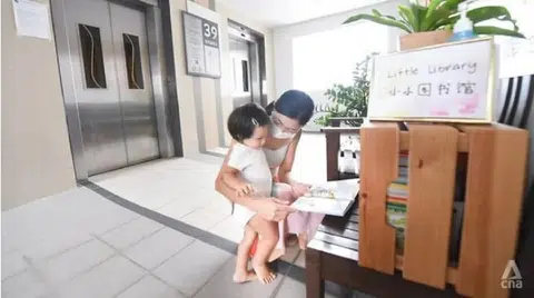 Yvonne与儿子在阅读角落。（CNA）