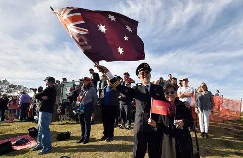 2020年7月22日，澳大利亚人民挥动国旗送走澳洲昆达士航空（Qantas）最后一趟从悉尼飞往美国的波音747航班。昆达士航空受冠病疫情严重冲击，不得不让飞行了50年的波音747班机集体退休。（法新社）
