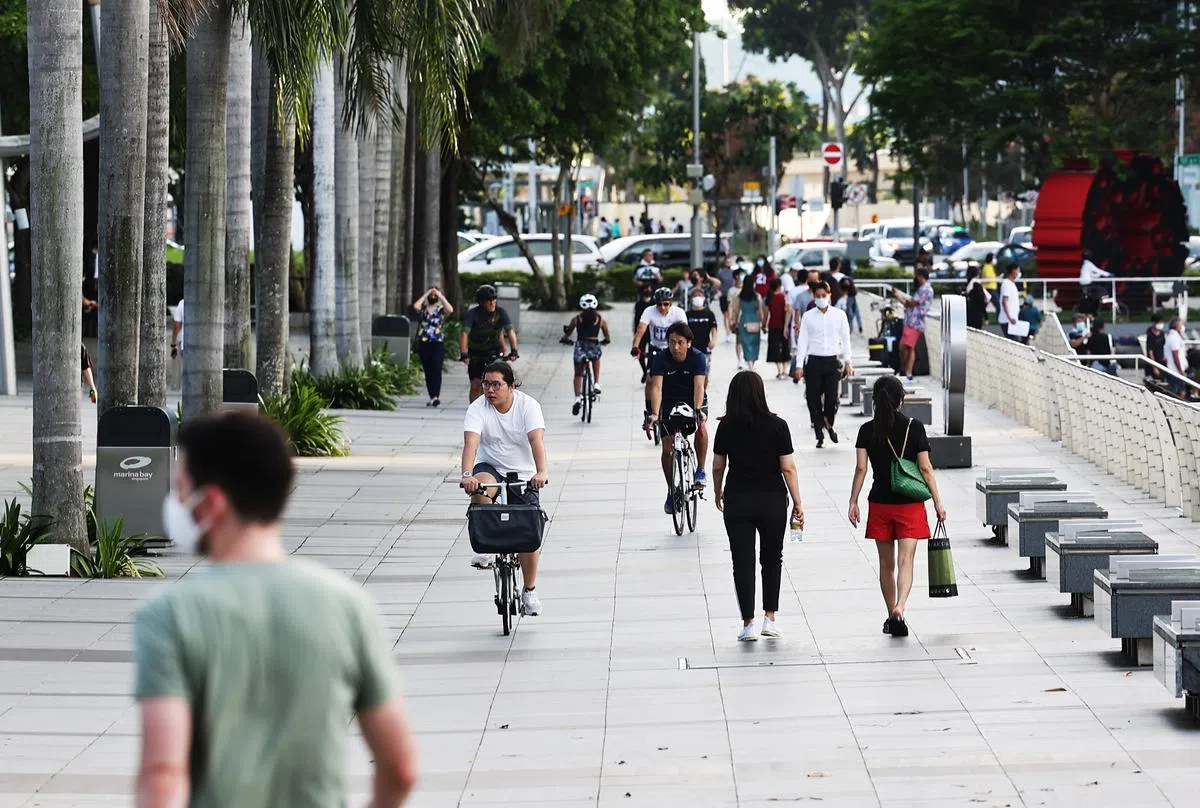 新加坡逐步实施与冠病共存的新常态下，单日新增病例也随之暴增。（联合早报）