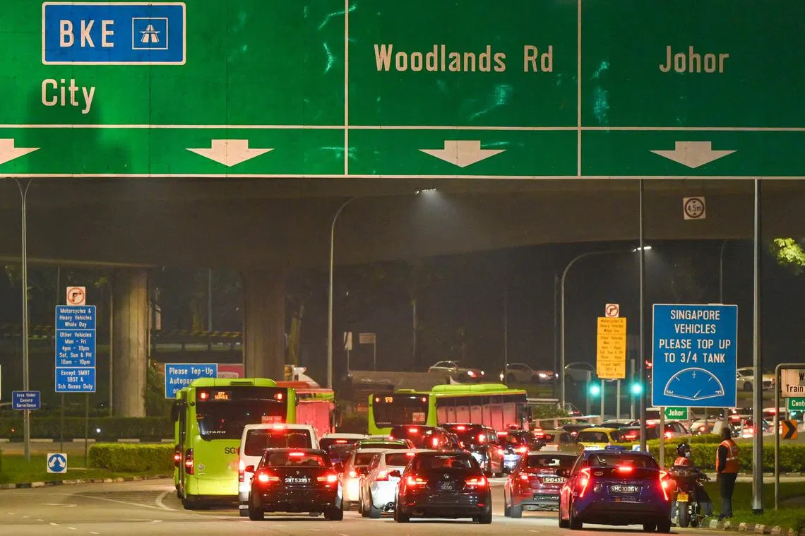 4月1日凌晨抢先前往柔佛新山的车潮。（法新社）