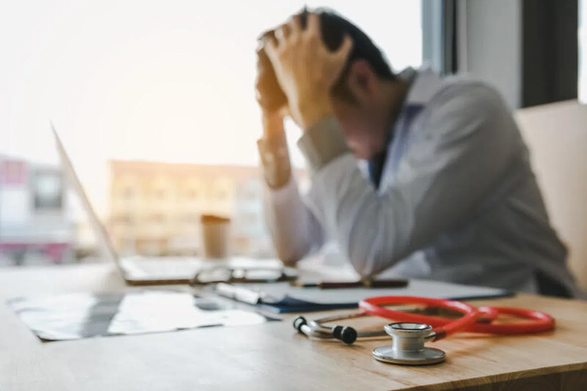 许多医生长期处于高压状态。(ISTOCKPHOTO)