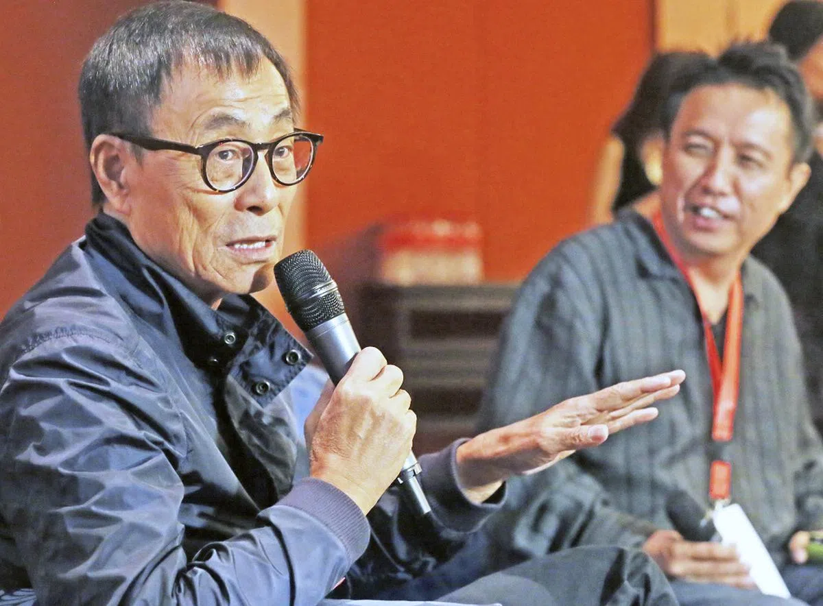 刘家昌（左）摄于2014年新加坡演唱会前的记者会。（新明日报）