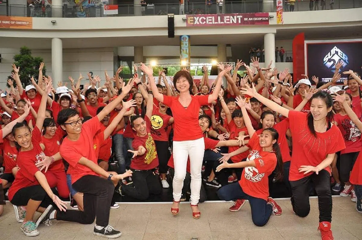 引退消息公布后，永续发展与环境部兼交通部高级政务部长许连碹博士（着红衣白裤）在脸书发布一系列往年在丰加北区的活动合照，感谢居民和基层领袖这些年来的支持。（许连碹博士脸书）