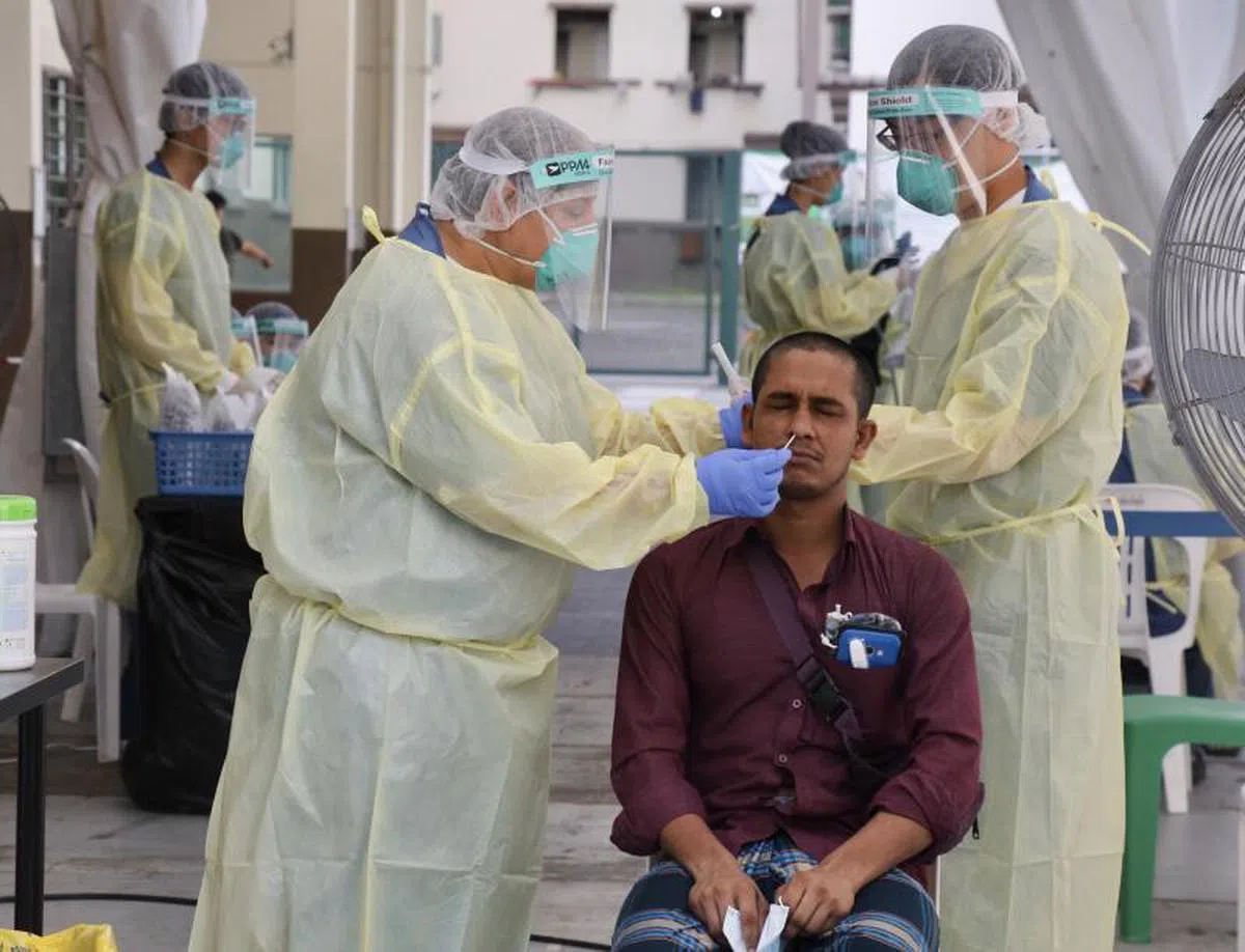  医护人员在取鼻咽拭子样本。（联合早报） 