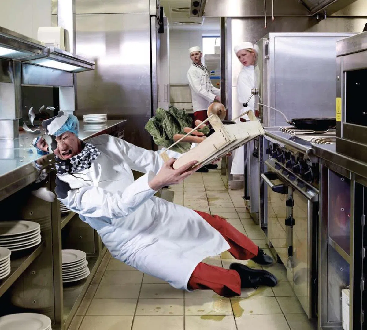  一个地板湿滑的厨房就是一个定时炸弹。（英国健康与安全执行局） 