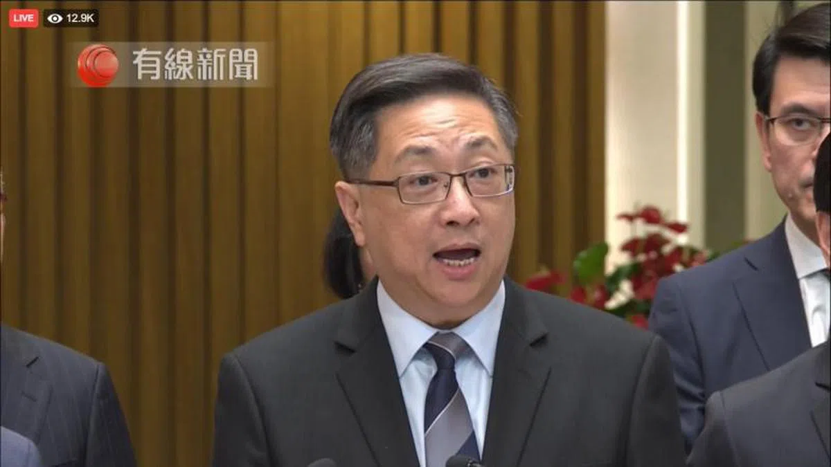  警务处处长卢伟聪：有鉴于大批群众围绕在警署外企图冲入警局，出于安全考虑不得已必须关上铁门。不过他强调，民众依然可以拨打999报警。（有限新闻视频截图） 