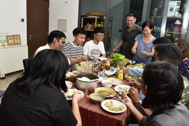 Kenneth 和妻子 Adeline 近20年来开放住家给无家可归的年轻人免费居住，让他们体验家庭温暖，为此还特地小屋换大屋，租下四层楼排屋收容更多人。