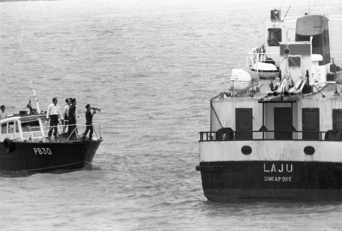 新加坡警察部队与骑劫拉裕号渡轮的恐怖分子谈判。（海峡时报档案照）