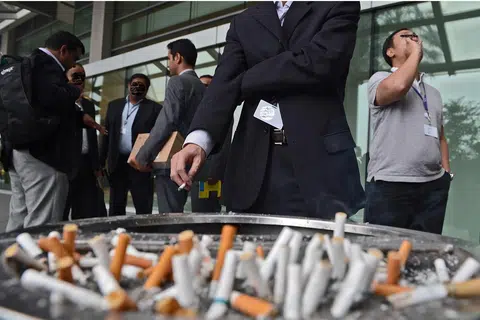 你有钱买烟，爱吸多少是多少，但不应该害别人吸到二手烟。 （海峡时报）