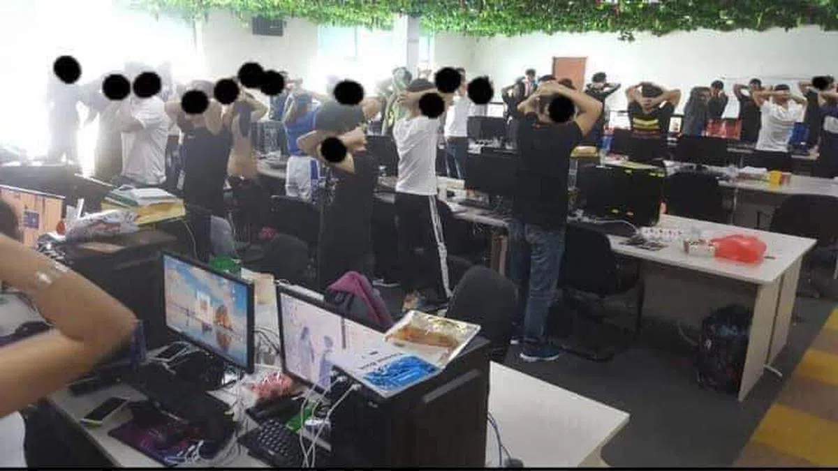  执法人员破门时正在从事非法活动的中国男女被人赃并获。（马国移民局） 