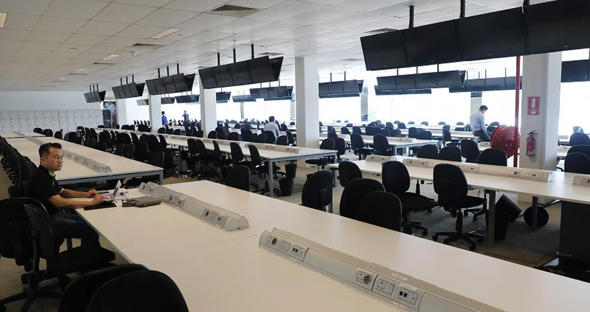  F1维修大楼的媒体中心正紧锣密鼓进行最后筹备工作。（联合早报） 