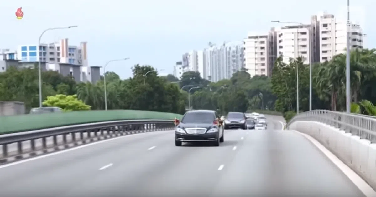  金正恩车队驶上高速公路，后方可见新加坡组屋。是不是很有80年代的feel?（朝鲜中央电视台纪录片截图） 