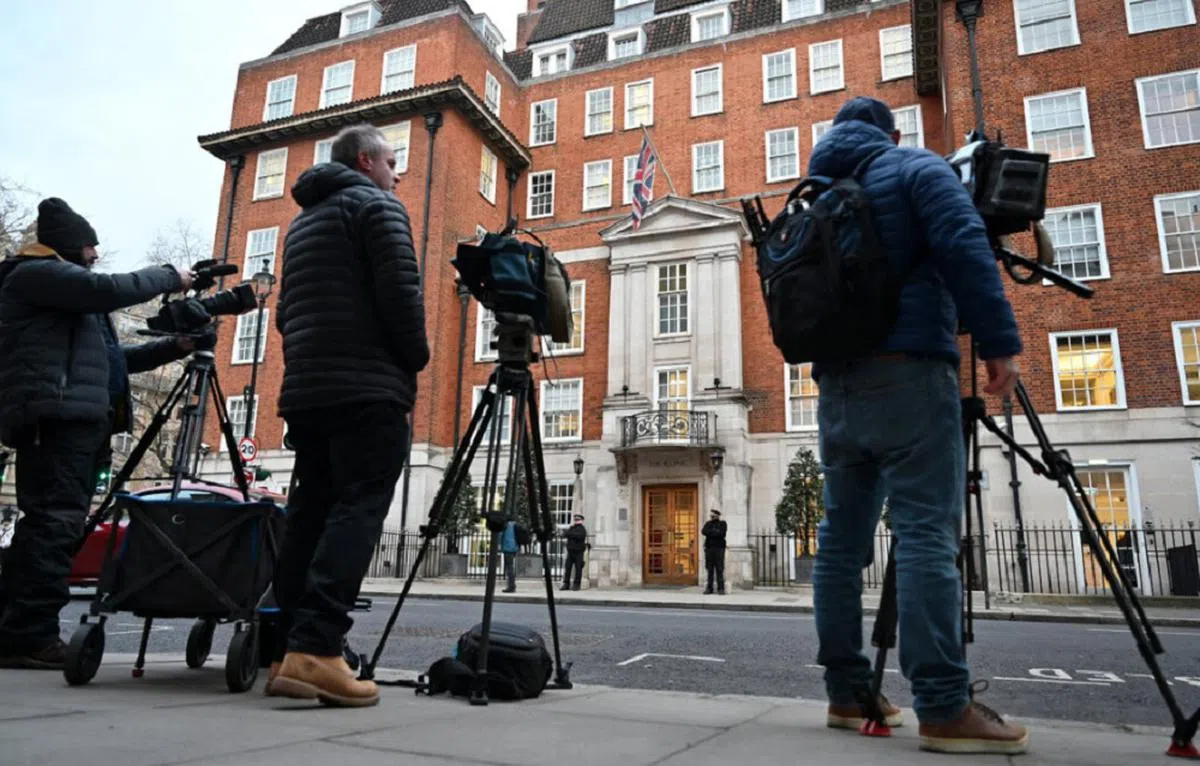 媒体天天守在你家外面，你说压力大不大？（路透社）