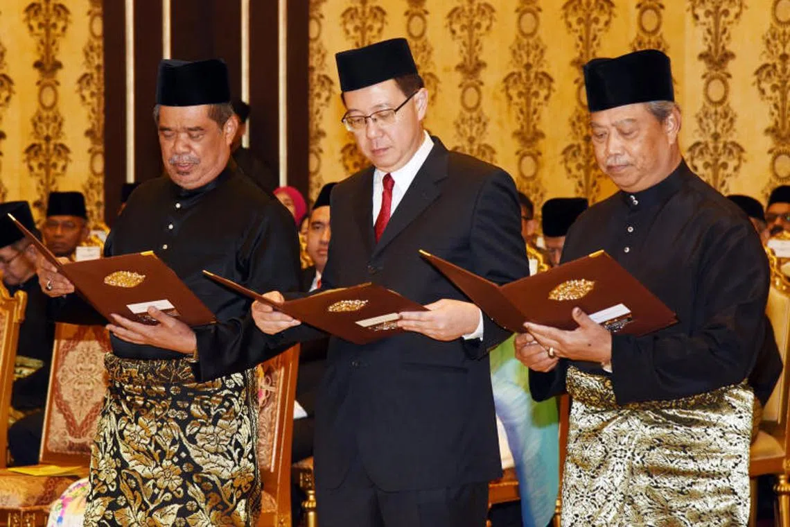 （左起）马国国防部长莫哈末沙布、财政部长林冠英和内政部长慕尤丁在5月21日宣誓就职。（欧新社）