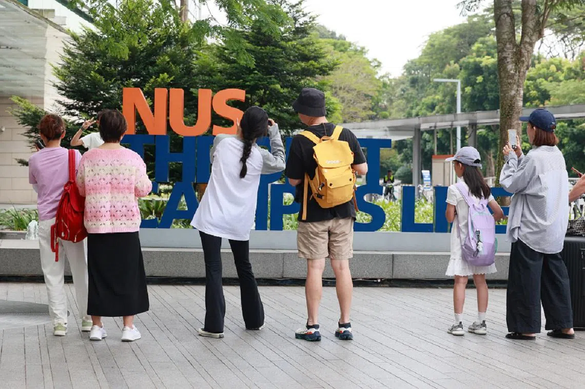 游客“打卡”中。（新明日报）