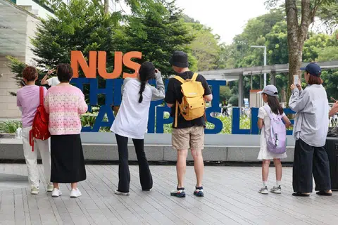 游客“打卡”中。（新明日报）