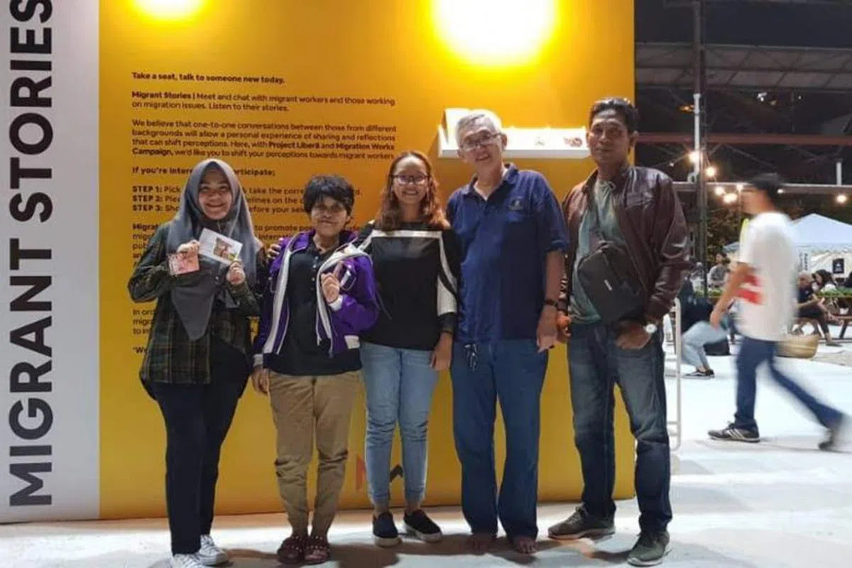  Karmadi（右一）与驻马国的印尼维权团体移工关怀组织协调员Alex Ong（右二）在吉隆坡举行的聚会上合照。（海峡时报） 