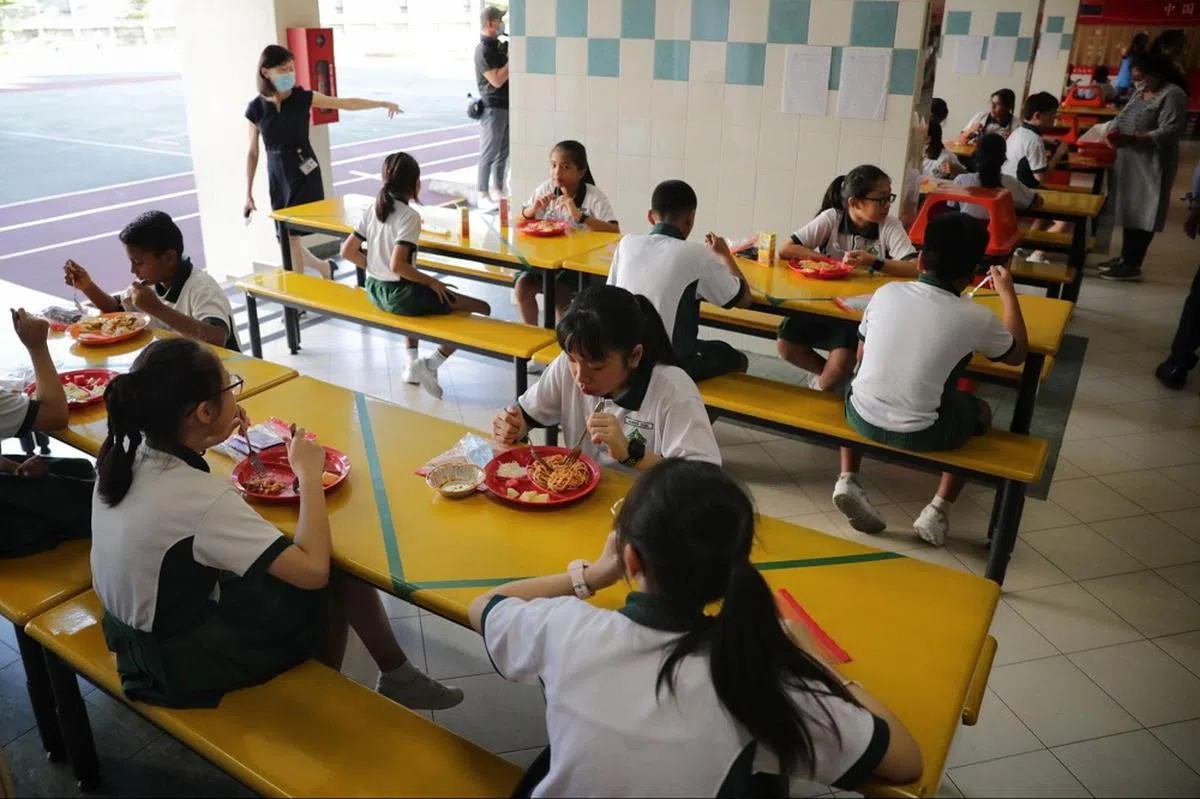 教育部从2015年起鼓励学校设两个可进食的休息时段。（海峡时报）