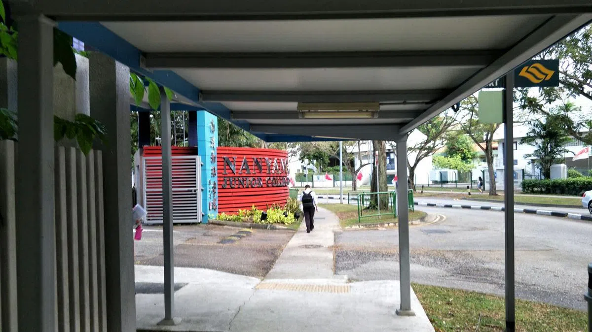  有盖走廊从罗弄泉地铁站一直延伸到南洋初级学院校门口，让学生不必担心下雨天走路去学校时会被雨淋湿。（互联网） 