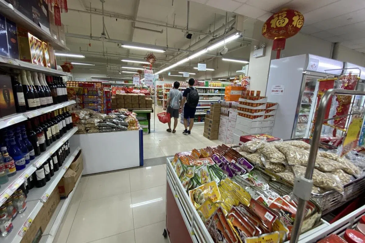  摆放着许多中国商品的百福门超市。（海峡时报） 