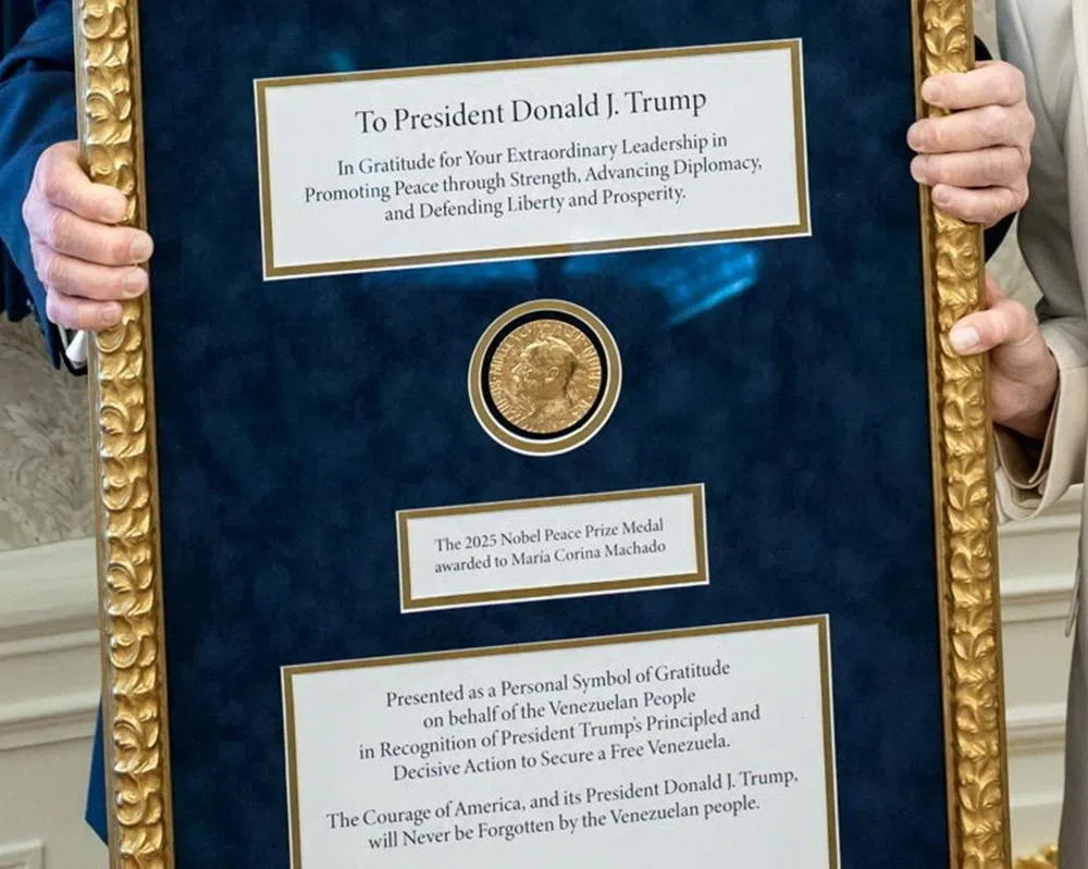 裱框里除了马查多送给特朗普的诺贝尔和平奖奖章，还包括一段献词，表扬对特朗普在“以力量促进和平、推进外交、捍卫自由与繁荣”等方面展现的“非凡领导力”，并表示奖章是马查多代表委内瑞拉人民表示感激的象征，因为特朗普为争取自由的委内瑞拉采取了“有原则而果断的行动”。