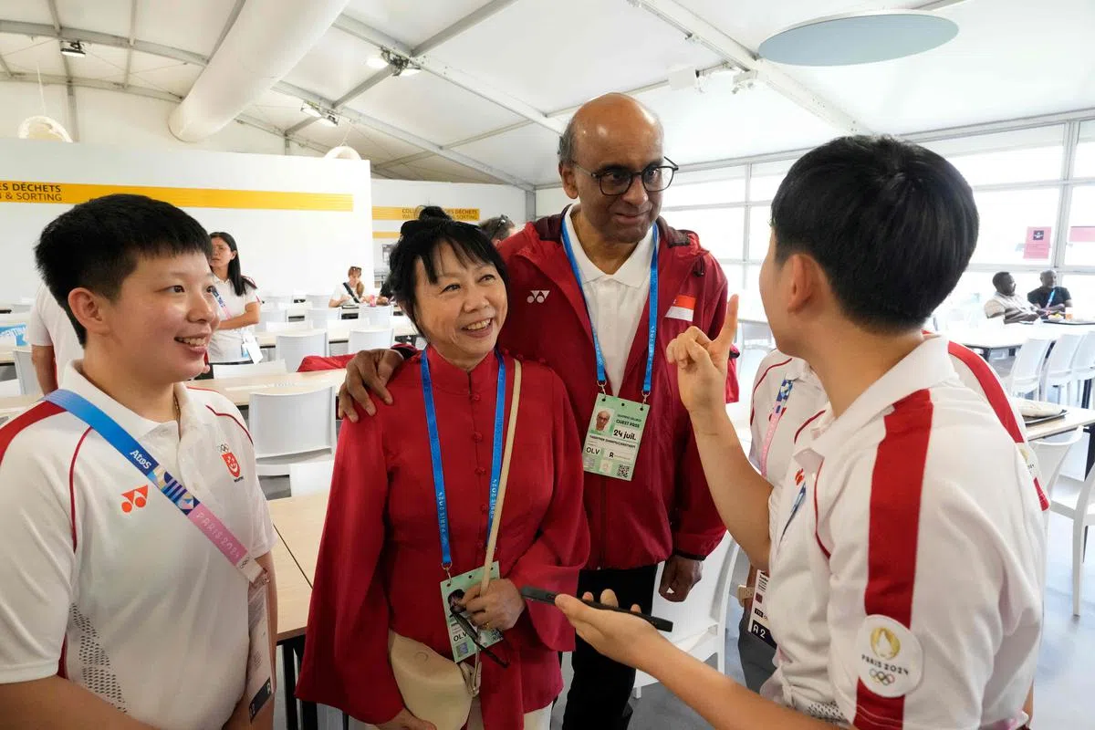 新加坡总统尚达曼（右二）和夫人珍一藤木（左二）在选手村的餐厅会见新加坡奥运代表团。（法新社）