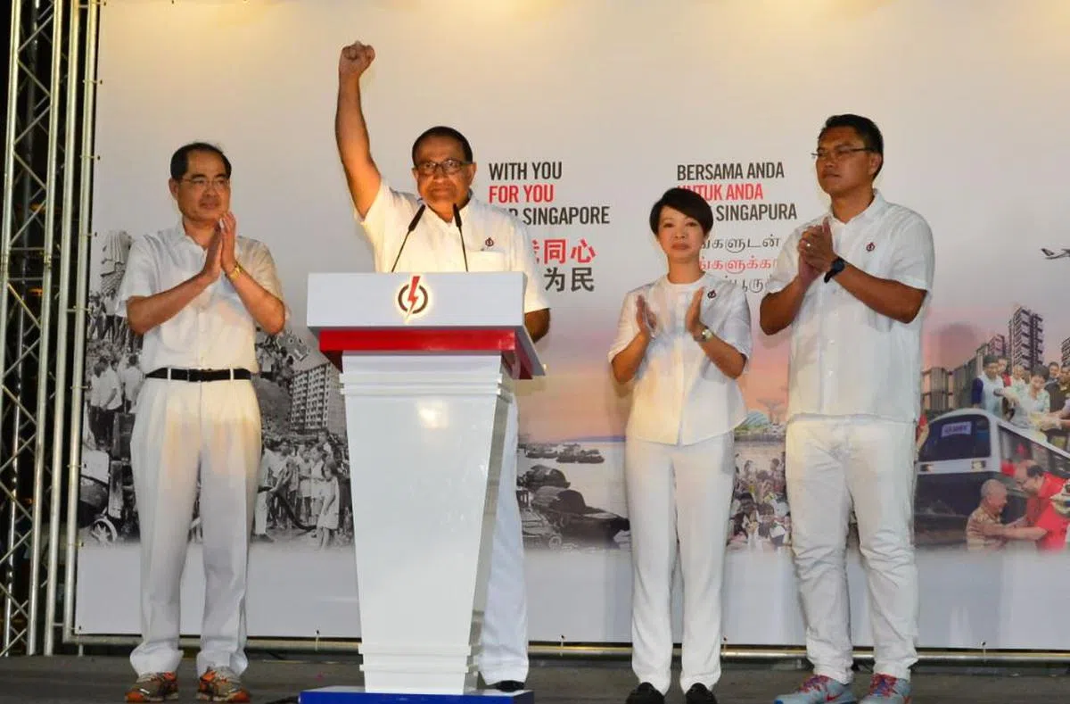  人民行动党的西海岸集选区团队在2015年大选中击败革新党团队，易华仁（左二）、林勋强（左一）、胡美霞（右二）和郑德源宣布当选后，发表胜选演讲。（联合晚报） 