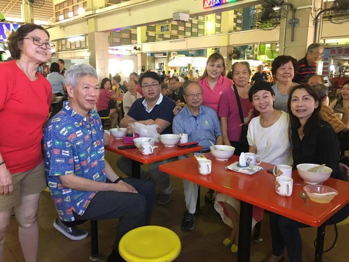  李显扬（左二）和陈清木（左四）去年11月在西海岸小贩中心吃早餐。（陈清木面簿） 