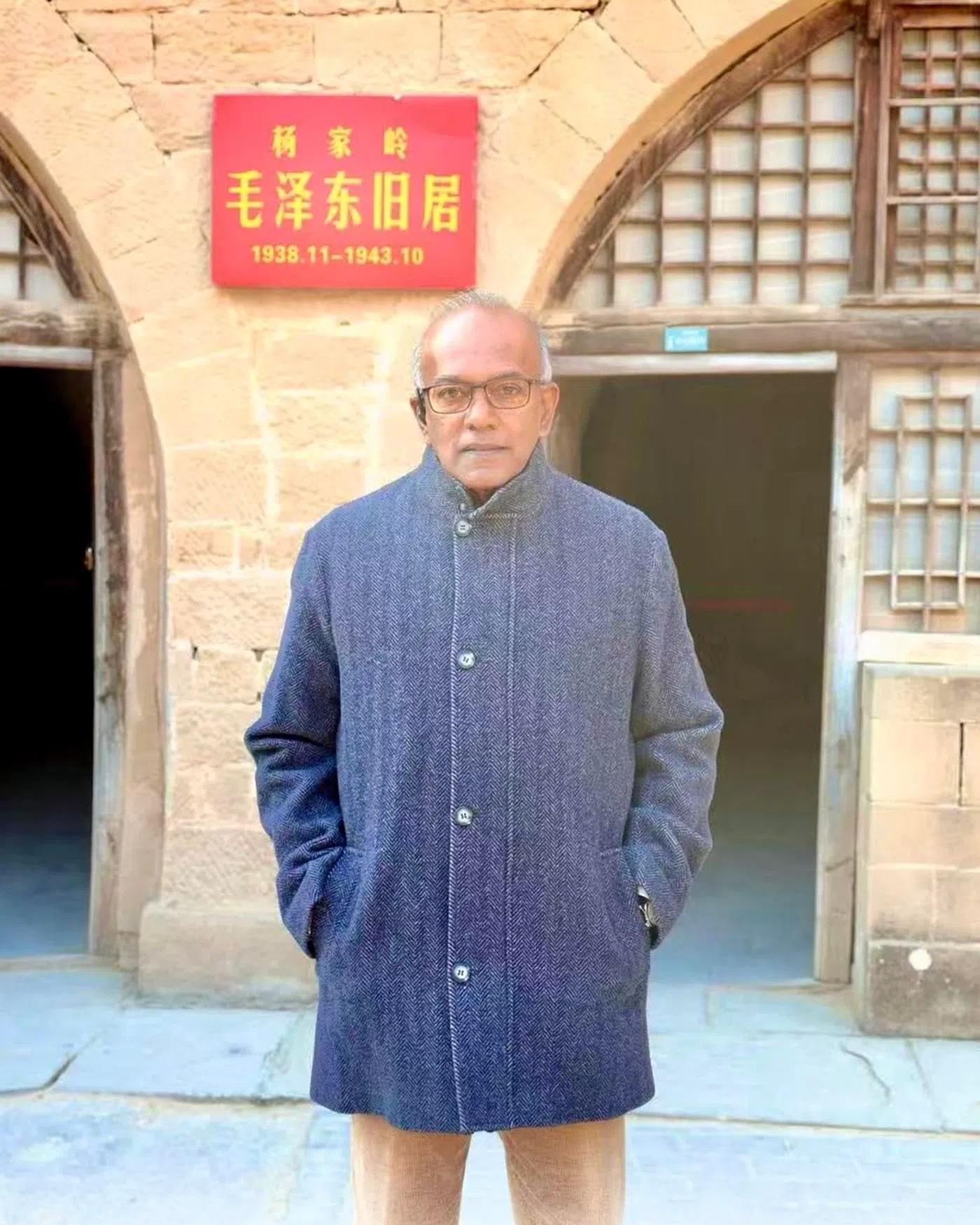 尚穆根的这件外套很“吸睛”。