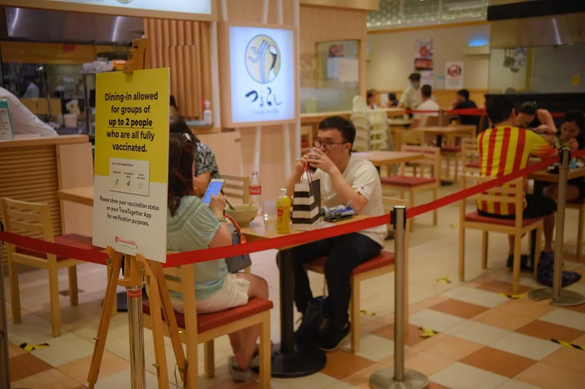 9月27日起，新加坡餐饮场所的“法定人数”又从五人共桌收紧为两人，为期一个月。（海峡时报）