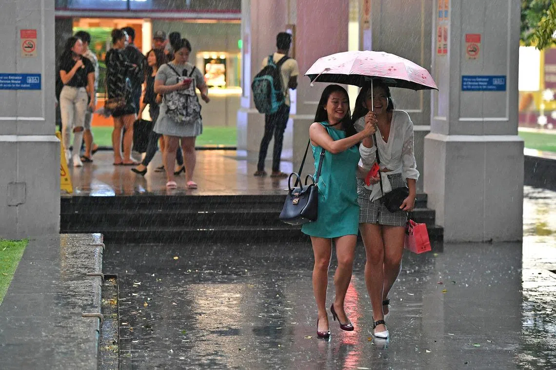 至少有13名中国网民分享说，他们在下雨时忘记带伞，路人看到他们淋雨后，就主动伸出援手，与他们共用自己的雨伞。（海峡时报）