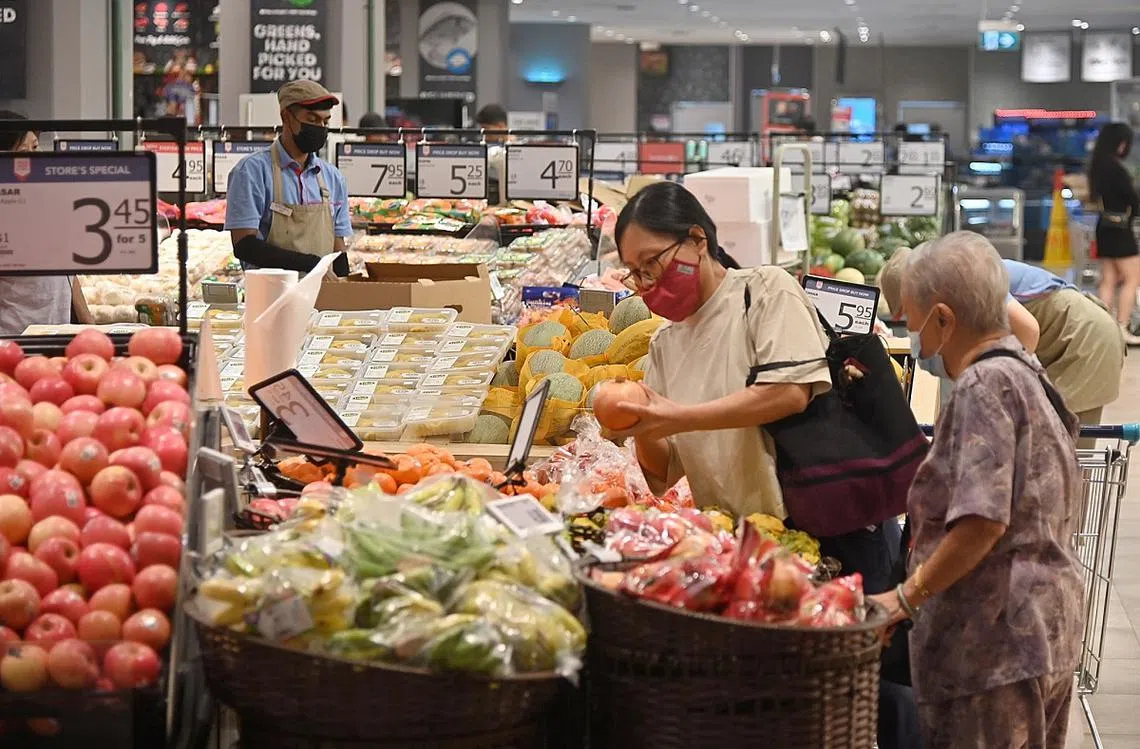 职总平价将为旗下售卖的500种生活必需品提供1％折扣。（海峡时报）