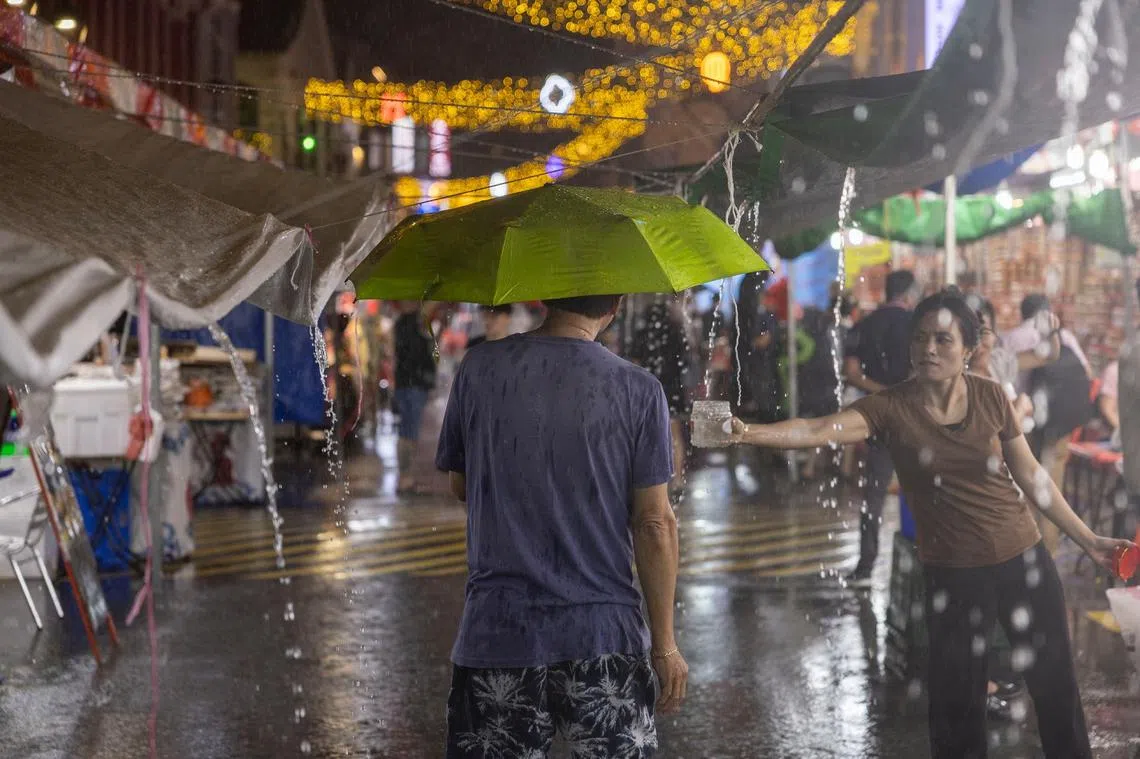 暴雨中的牛车水年货市场。（海峡时报）
