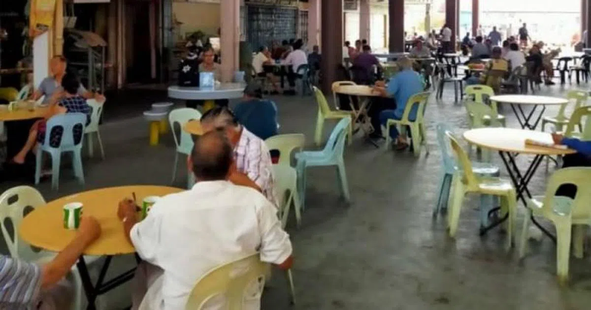  部分咖啡店仍有民众坐下喝茶。（诗华日报） 