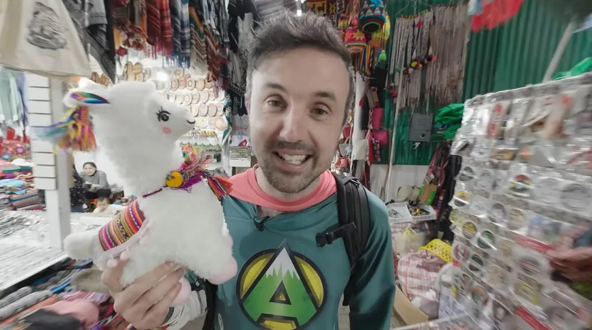 麦克唐纳在赶路途中不忘给孩子买玩具。（视频截图）