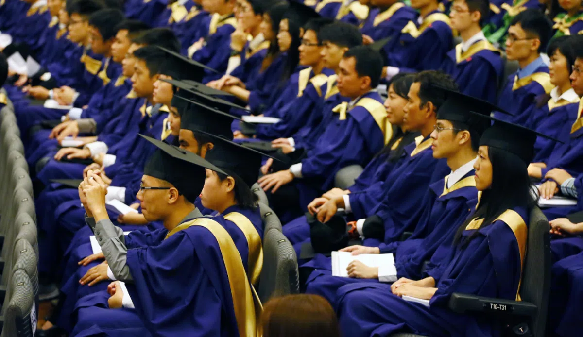  新加坡国立大学的学生身穿毕业长袍，参加毕业典礼。（联合早报） 