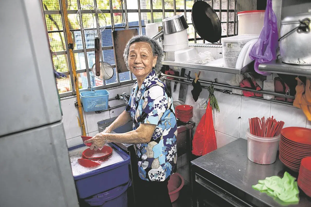  高龄91岁的吴瑞银是名乐天开朗的老太太。她脸上总是挂着笑容，从不将不愉快埋在心中。吴老太太还很独立自主，坚持独自一人生活，每天都风雨不改地到孩子的面摊帮忙洗刷碗碟，活动筋骨。（联合早报） 