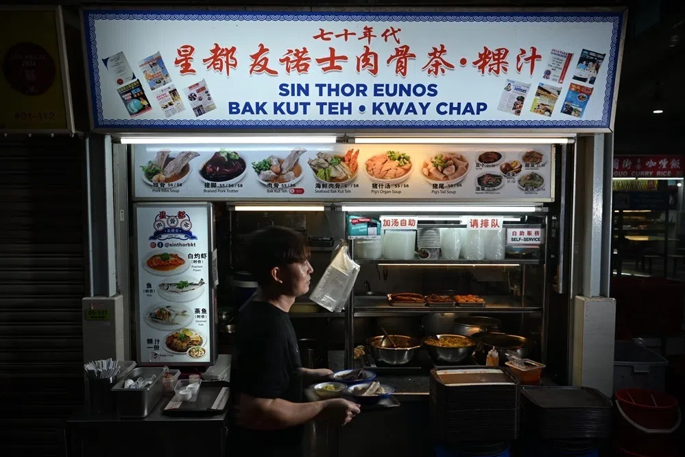 星都肉骨茶摊主在招牌两侧一共印上10份剪报和奖状等，以吸引顾客。