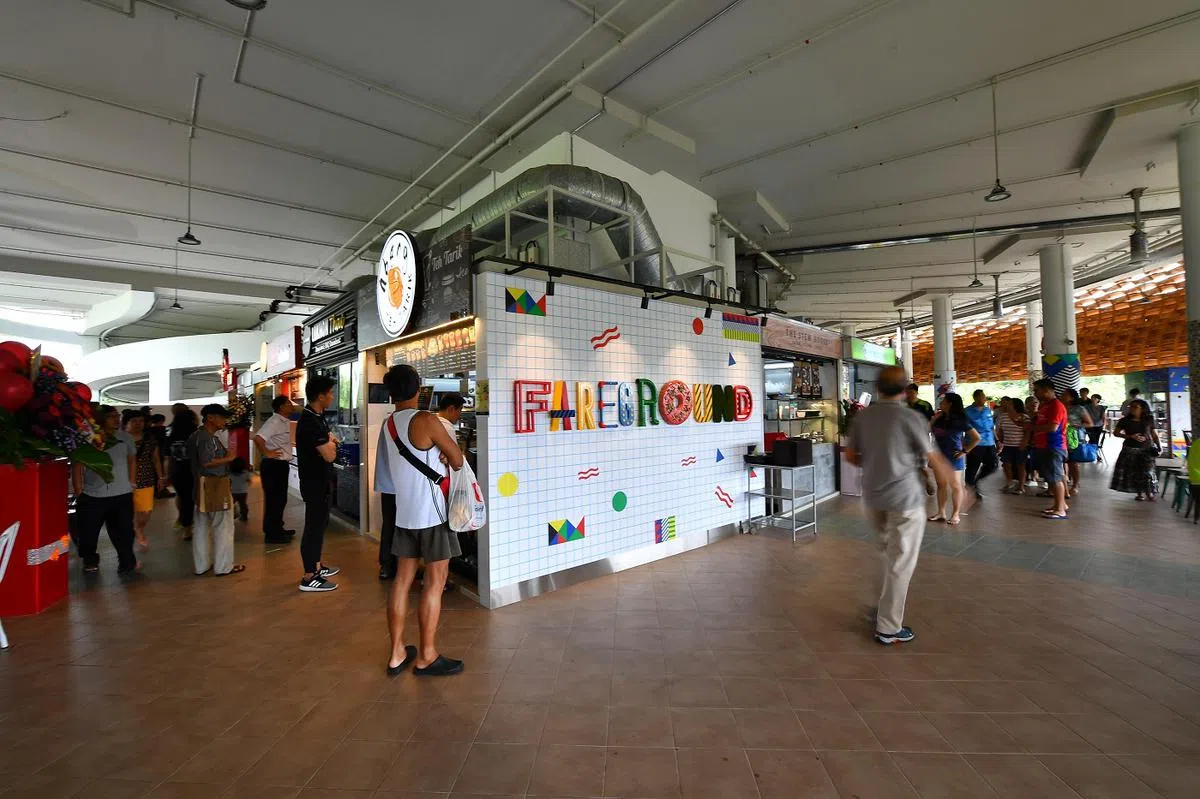 2018年投入运营的白沙中小贩中心除了提供国人熟悉的本地传统小贩美食之外，也在二楼 Fareground 特区推出新一代食客所喜欢的潮食。 （新明日报）