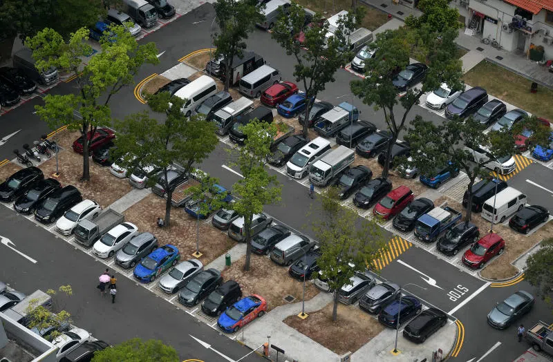 组屋区的停车场。