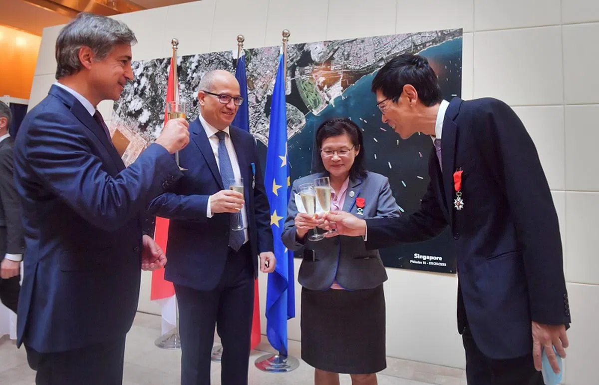 法国驻新加坡大使阿邦苏尔（左一）昨天颁授勋章给三位教授。（海峡时报）