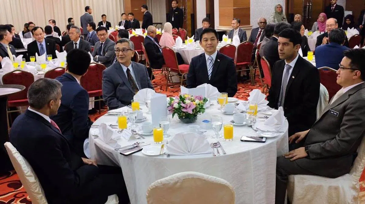  我国国会代表团与马国议长及内阁成员餐叙。（陈川仁面簿） 