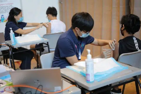 上周六（6月26日），本地五名医生发表公开信吁请卫生部暂缓为本地男学生（至少20万人）接种冠病疫苗，原因是美国一名13岁男生在接种第二剂疫苗三天后死于心脏衰竭。（海峡时报）