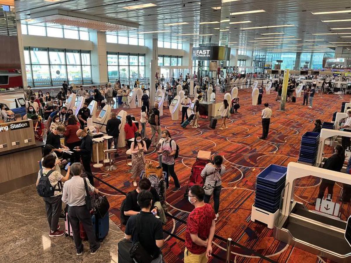 如今准备搭机所花费的时间比过去更长。（新明日报）