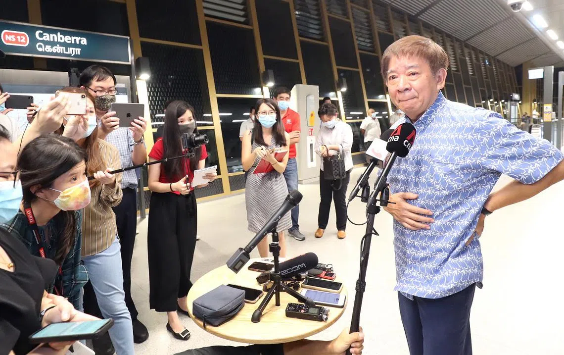 2020年6月26日晚上，即将引退政坛的基础建设统筹部长兼交通部长许文远（右）在坎贝拉地铁站接受媒体采访，忆起过去40多年的公职生涯，百般滋味涌心头，一度哽咽。（联合早报）