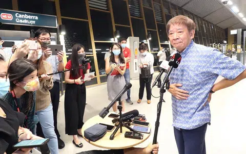 2020年6月26日晚上，即将引退政坛的基础建设统筹部长兼交通部长许文远（右）在坎贝拉地铁站接受媒体采访，忆起过去40多年的公职生涯，百般滋味涌心头，一度哽咽。（联合早报）